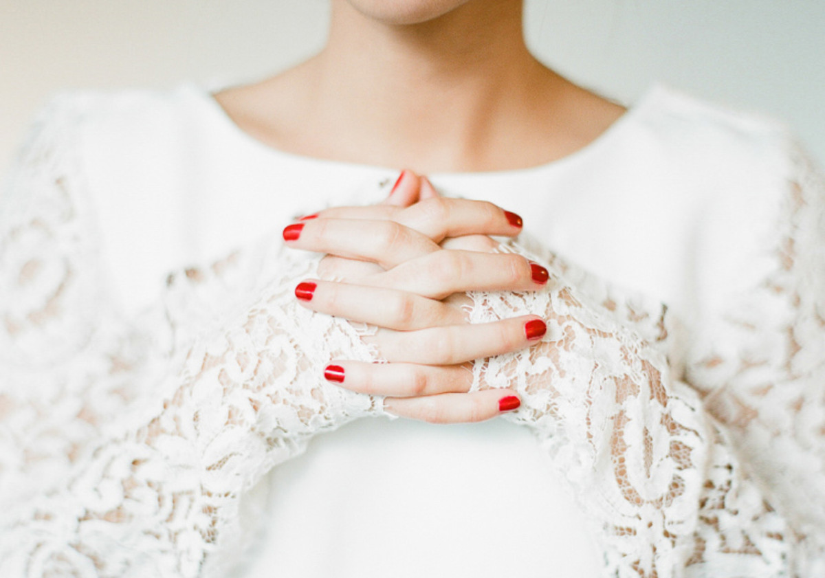 Белое Платье Красные Ногти