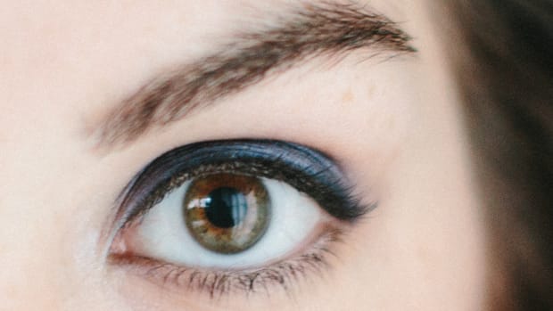 eye color enhancing makeup fall beauty trends make your eyes pop eyeliner eyeshadow tutorial diy