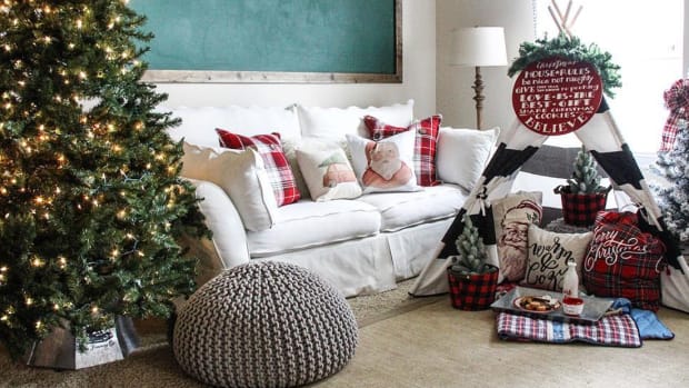 112417_7 Interior Instagrammers Whose Holiday Decor This Year Are #Goals_1200x620_v1