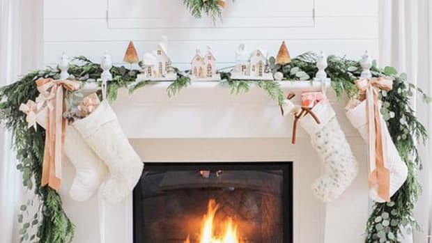121817_12 Stunning Holiday Fireplaces to Gush Over For Every Home Decor Style_1200x620_v1