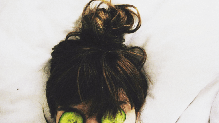 I Massaged My Scalp for a Week, and It’s Saving More Than My Sanity