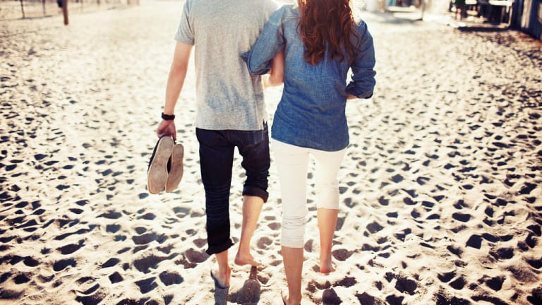 How to Text a Guy to Keep Him Interested (Steal These 17 Examples )