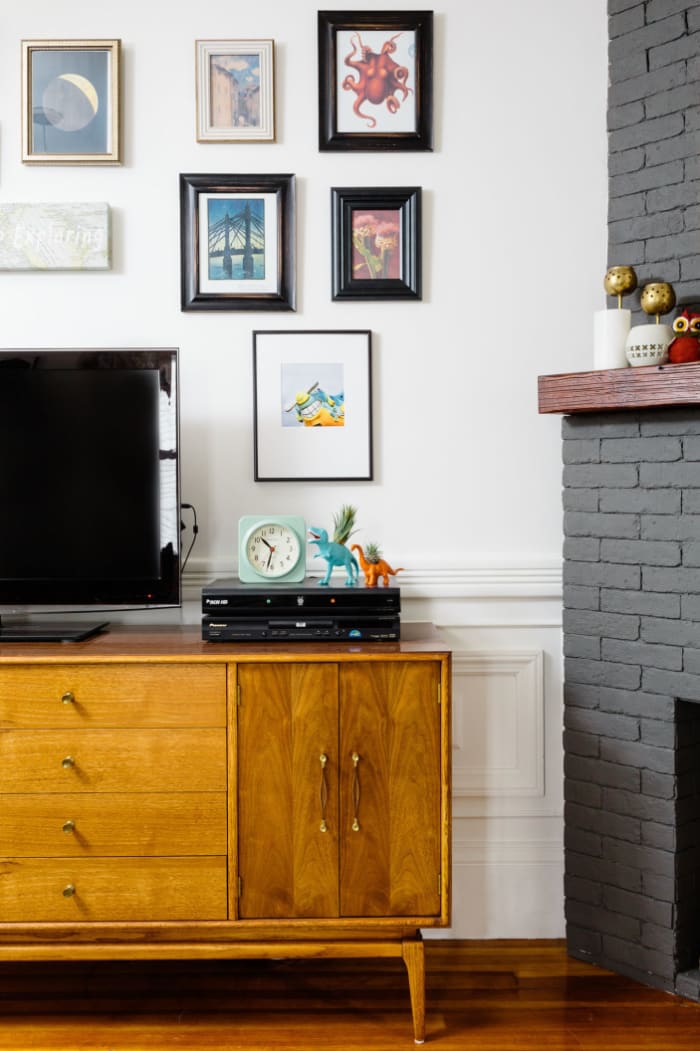 Mid-century modern media console found on Craigslist. Image: Joyelle West for Homepolish, Designer: Shannon Tate
