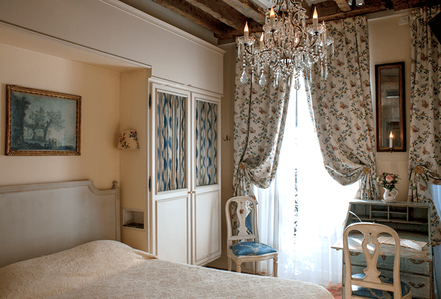 This romantic chambre in Hotel Caron de Beaumarchais will certainly do.