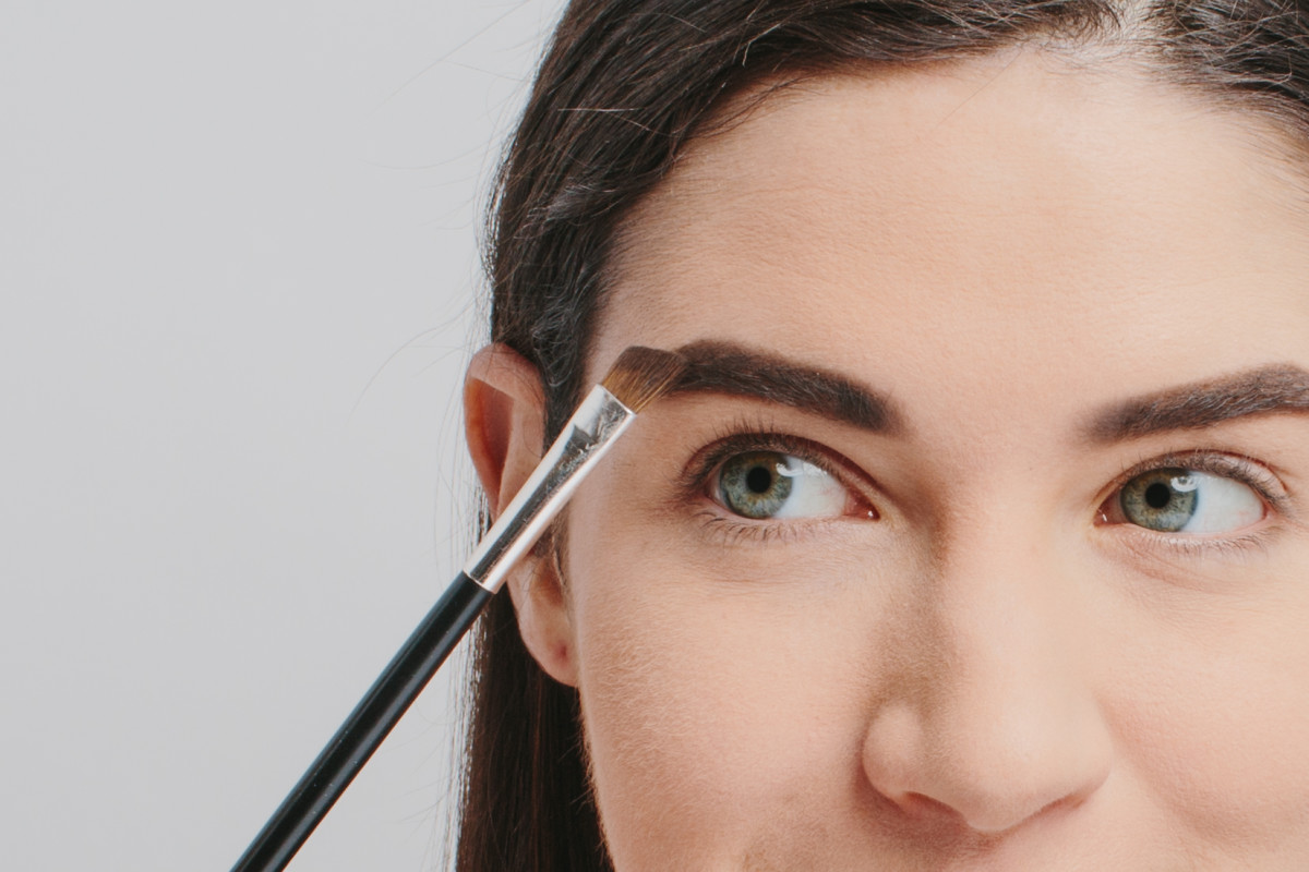 Audrey Hepburn makeup tutorial, Breakfast at Tiffany's beauty, cat eye eyeliner