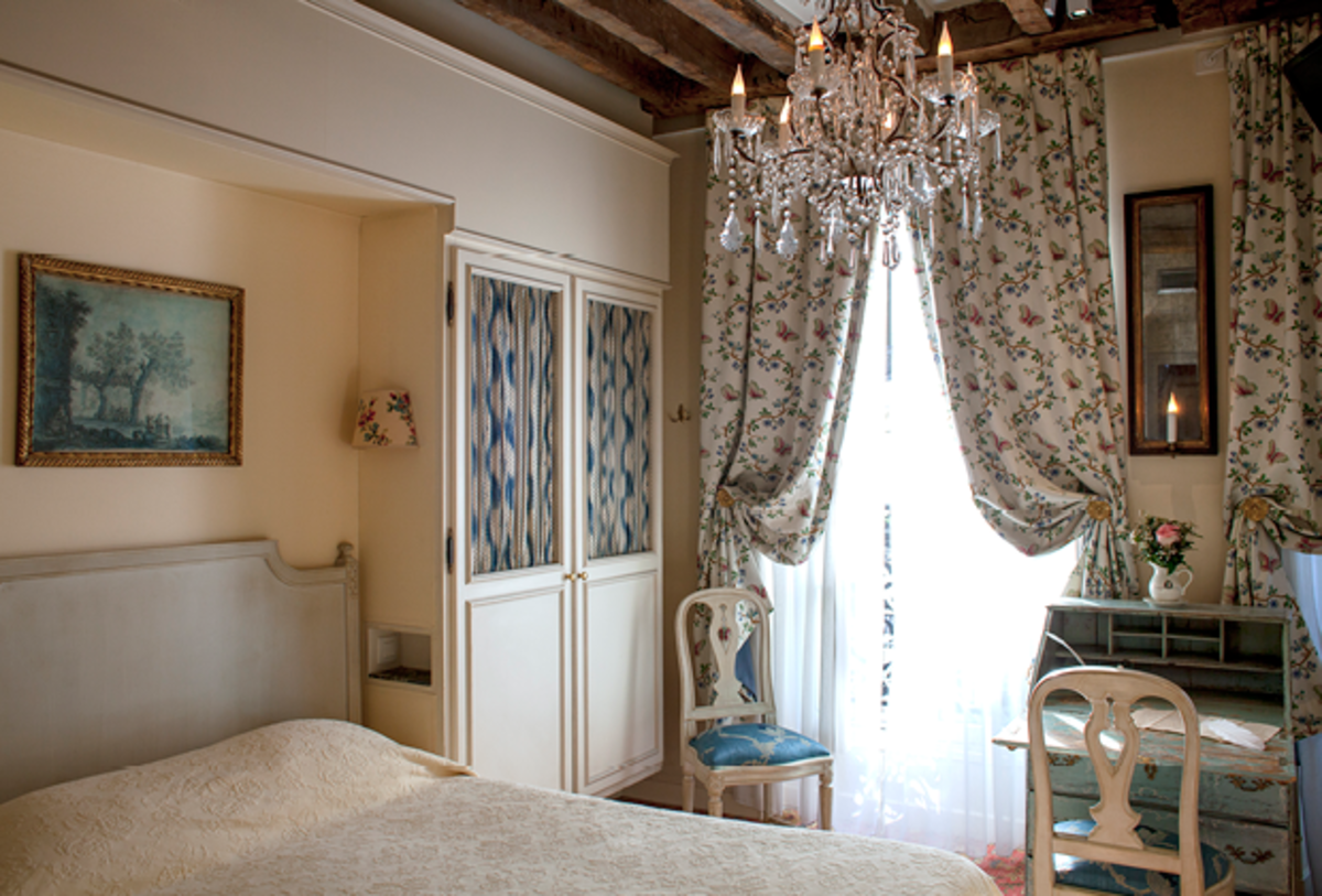 This romantic chambre in Hotel Caron de Beaumarchais will certainly do.